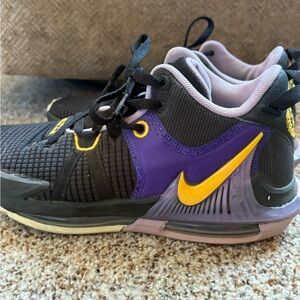 Nike LeBron Witness VII Men's Size 9 Black Purple Gold Basketball Shoes